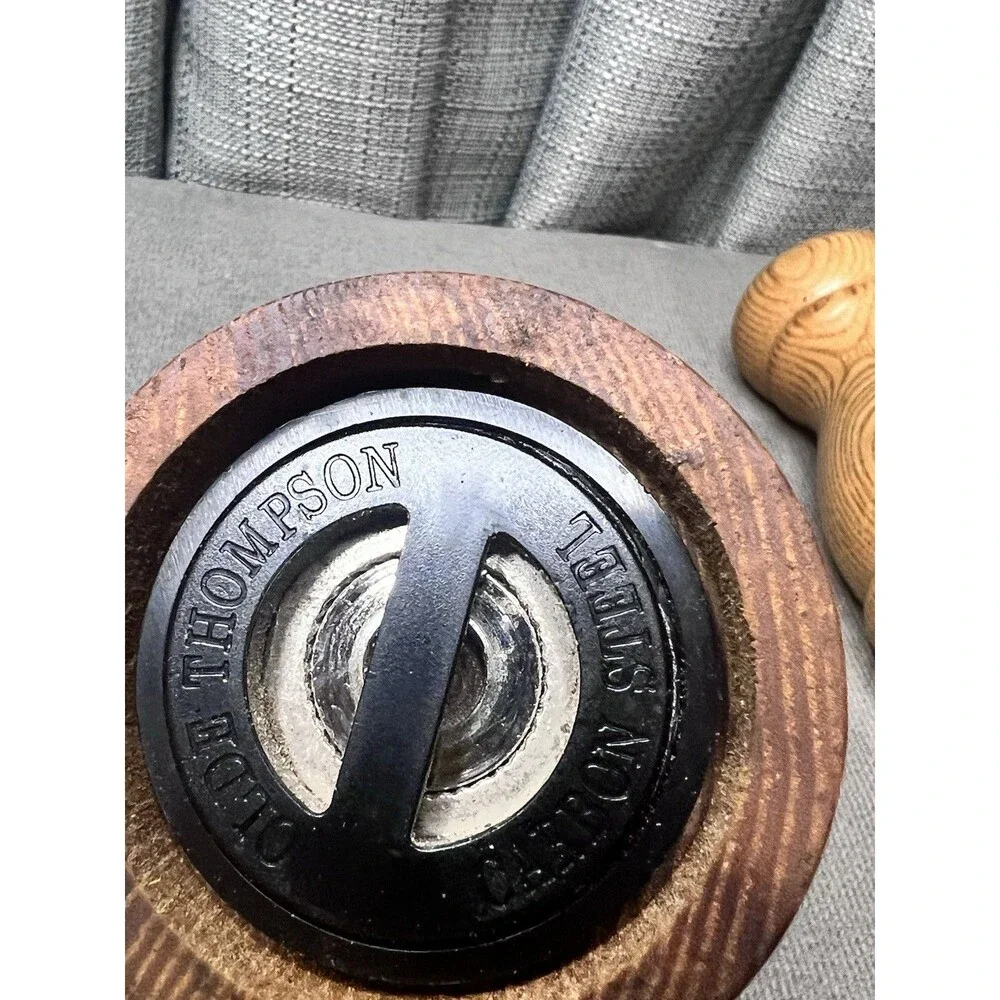VTG Olde Thompson Wood Grain Salt Pepper Shaker Peppermill Grinder Brown